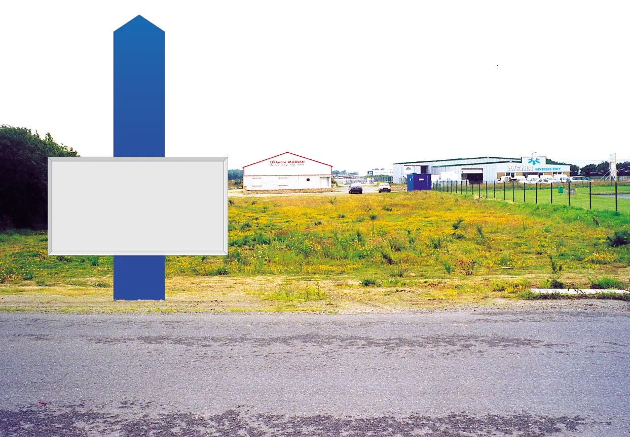 Photomontage d'un signal bleu en flèche portant un panneau gris, au bord d'une route de zone d'activités.