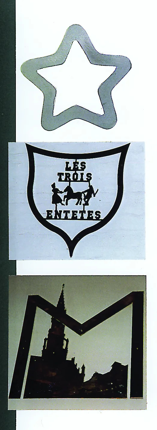 Trois pochoirs de métal : une étoile, un écu « Les trois entêtés » et une silhouette d'église.