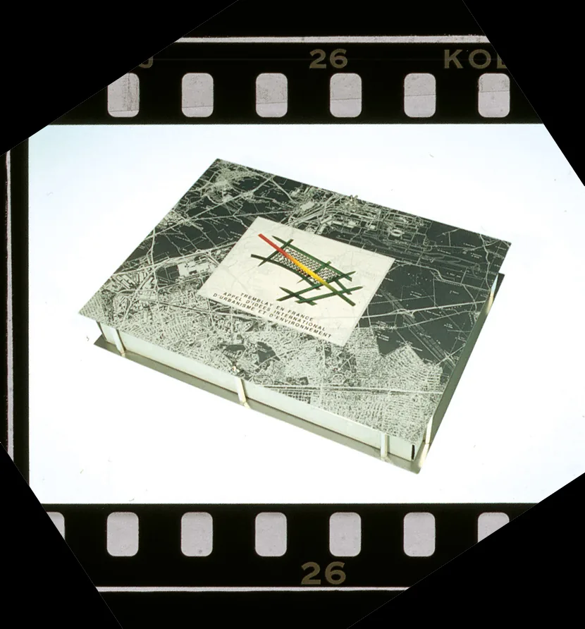 Diapositive d'un coffret couvert d'un plan, au motif de traits de couleur croisés.
