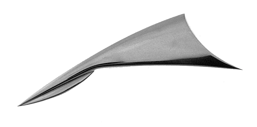 Emblème en métal poli en forme de voile effilée.