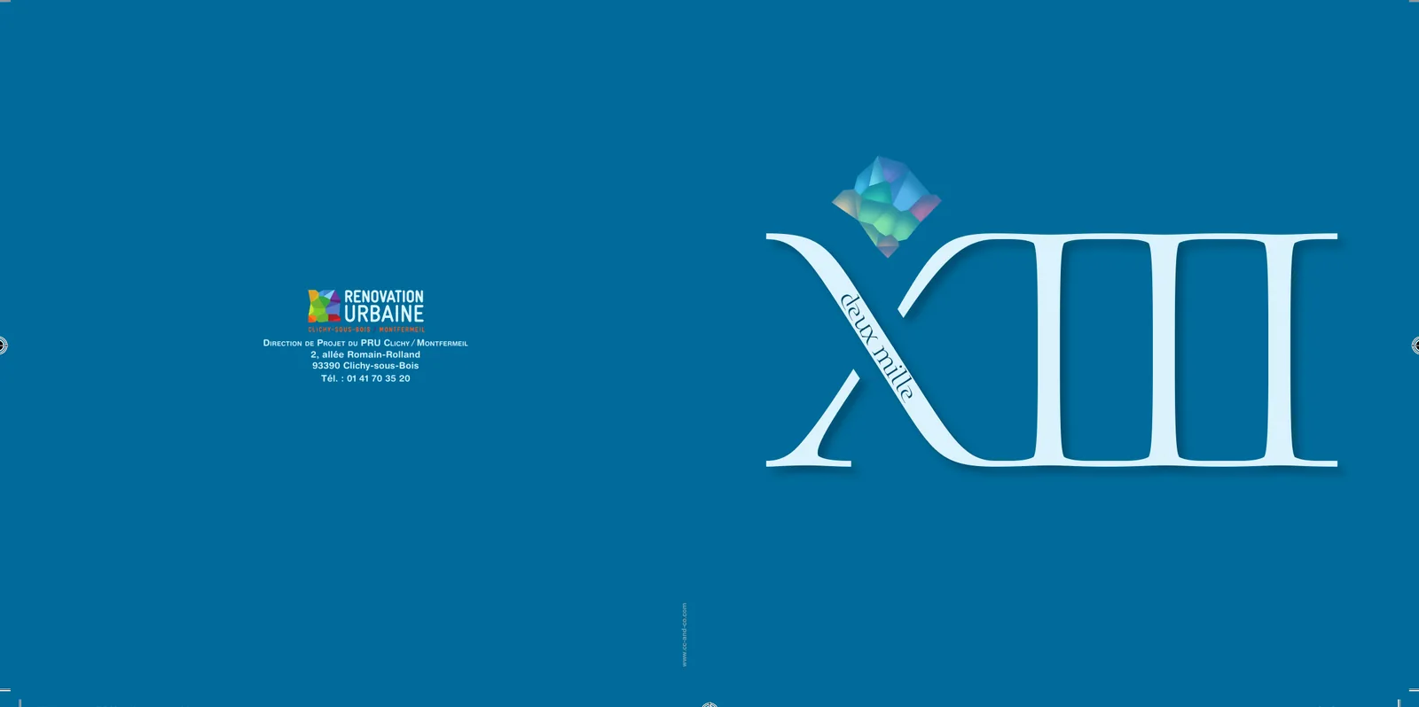 Carte bleue au grand chiffre romain XIII et à la mention « deux mille ».