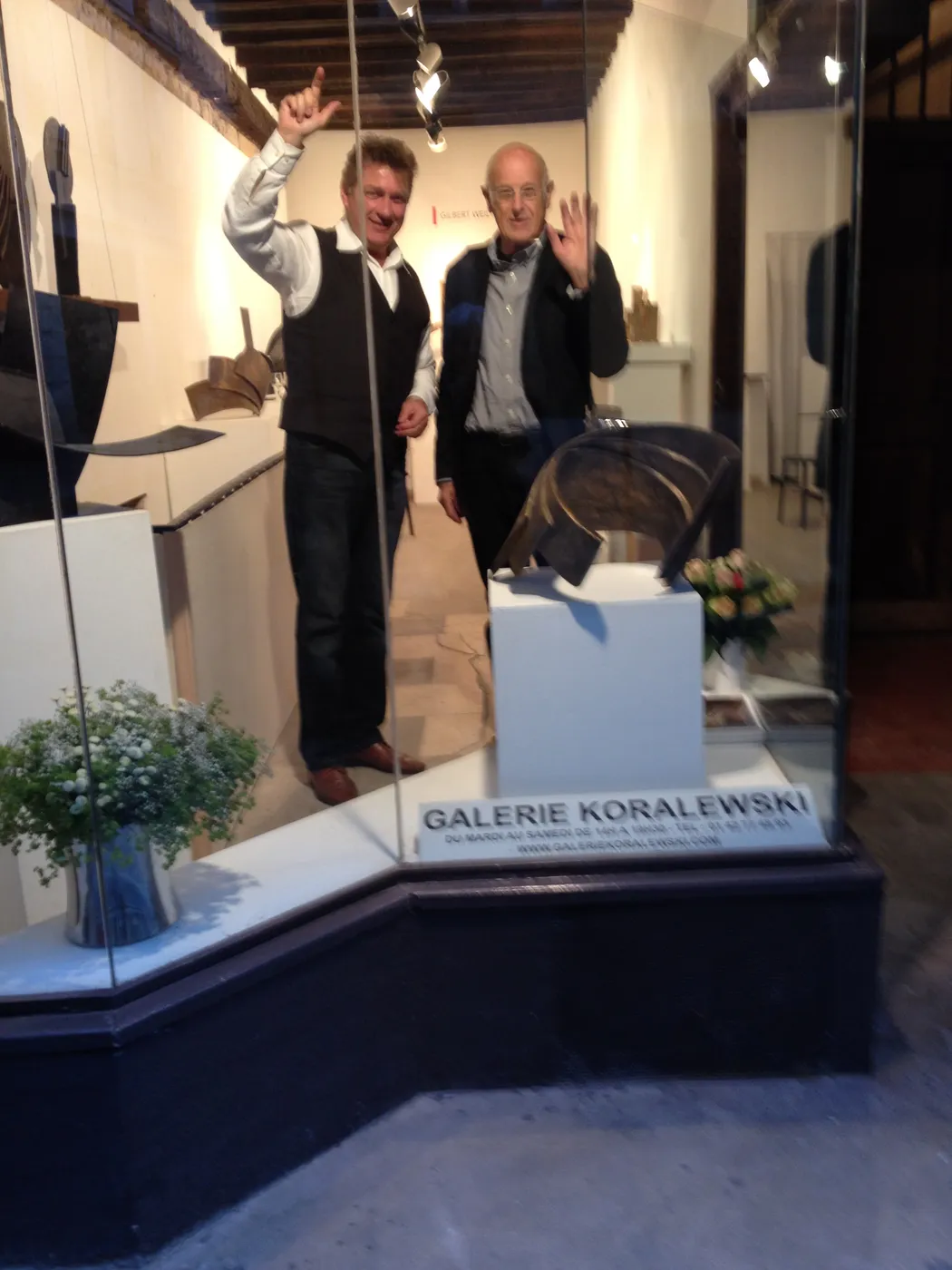 Gilbert Weil dans la vitrine de la galerie Koralewski, 2015. © CC and Co