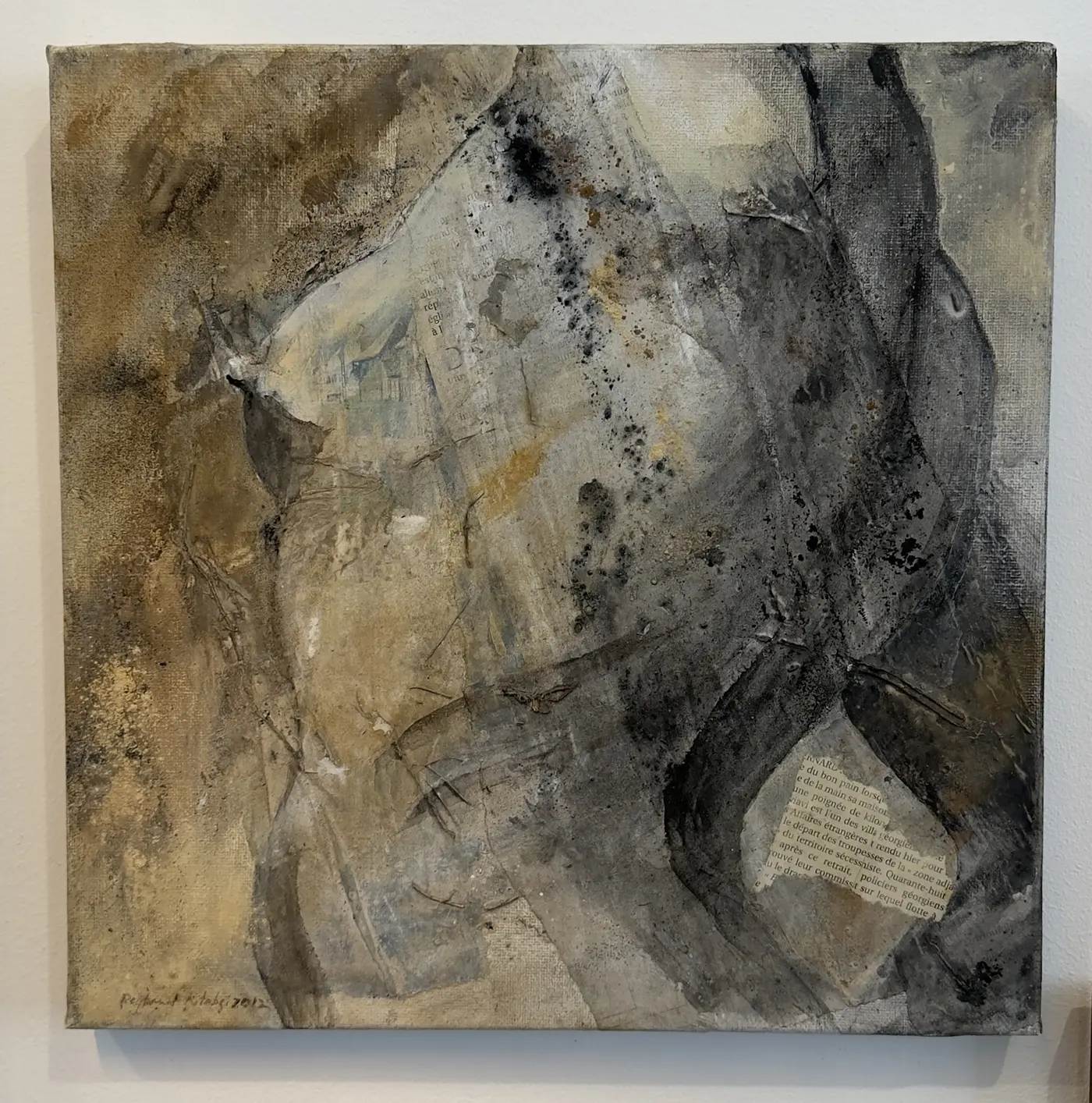 Toile signée et datée de 2012, technique mixte et papiers collés. © Reyhanat Kitabgi