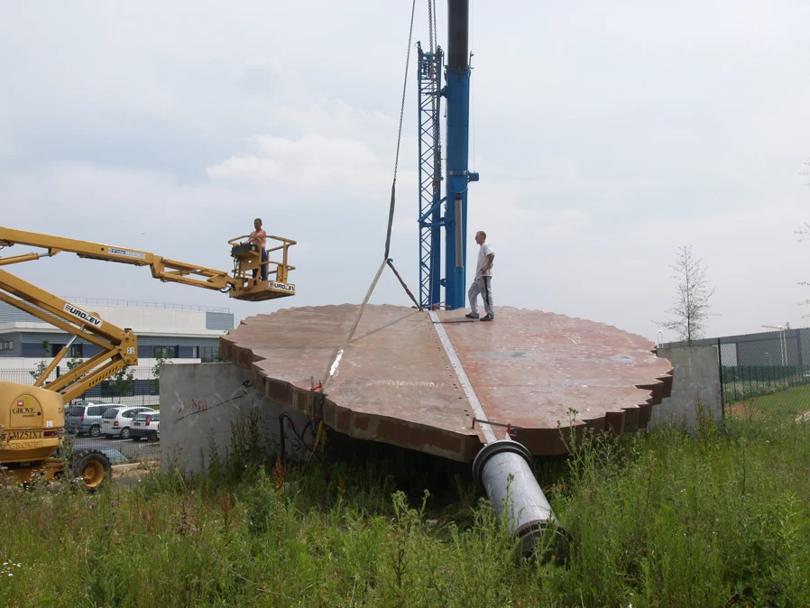 La très grande feuille couchée près de son mât, élinguée à la grue, le 13 juin 2007.