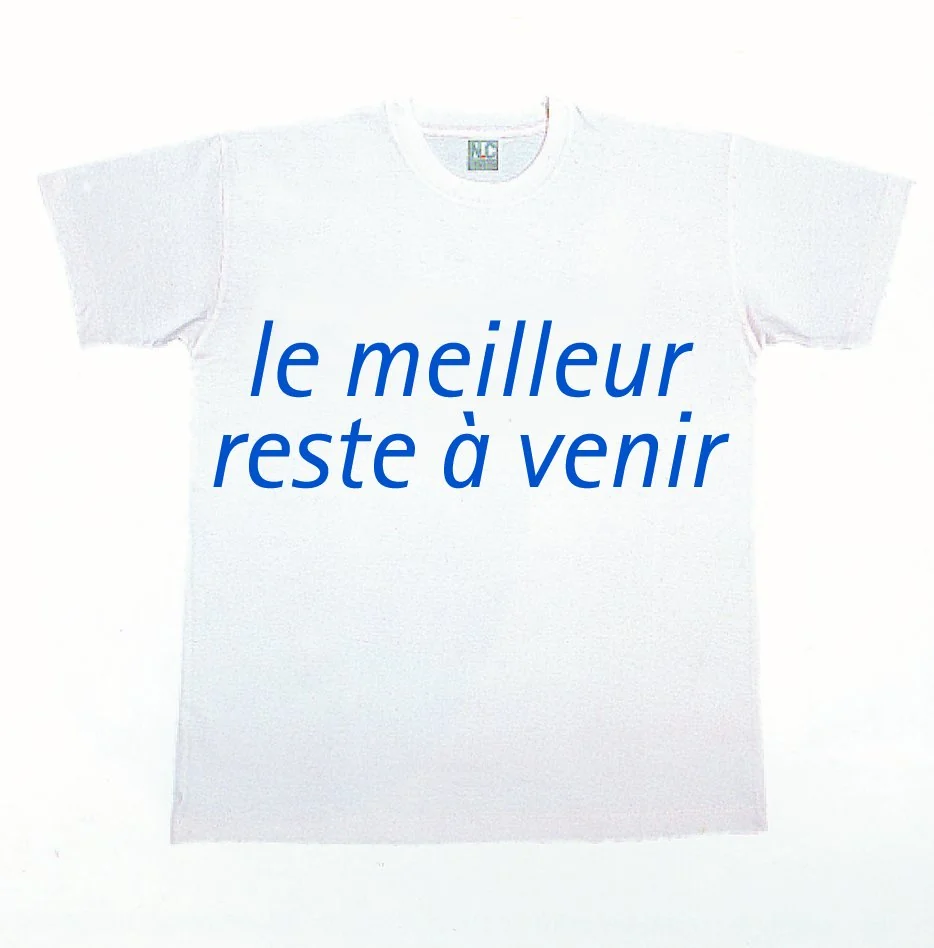 Tee-shirt blanc portant en grandes lettres bleues « le meilleur reste à venir ».