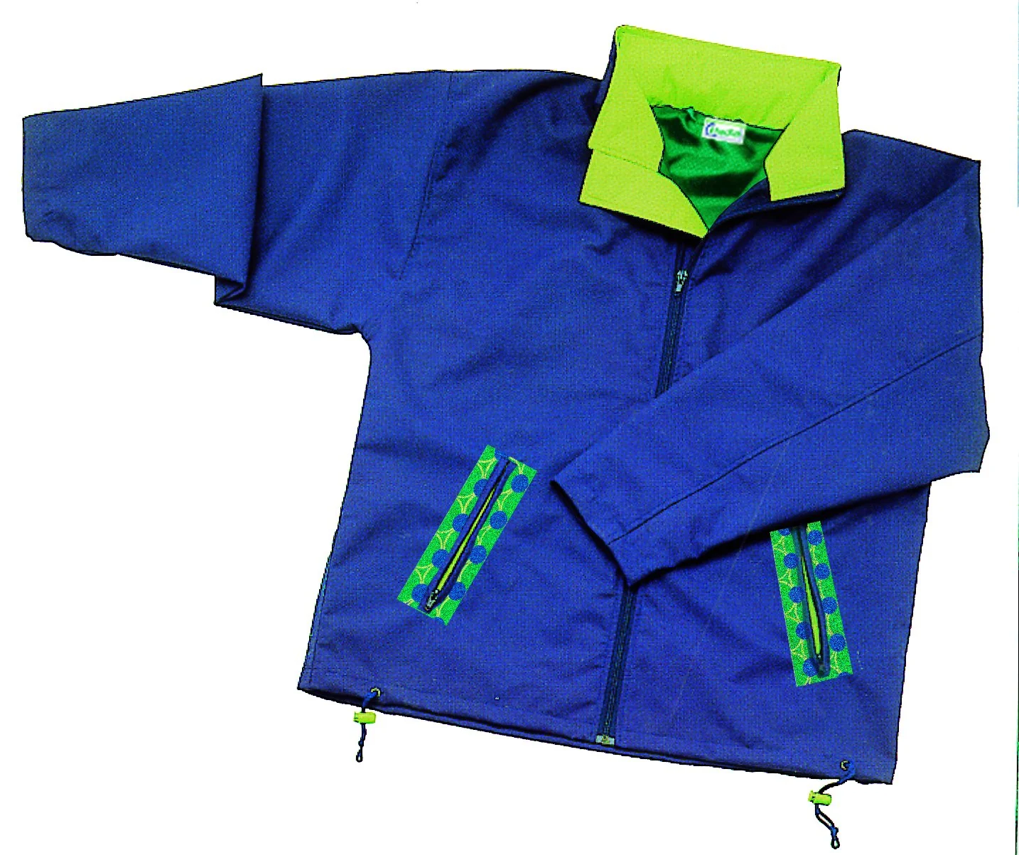 Parka bleu marine à col vert, poches soulignées de bandes vertes.