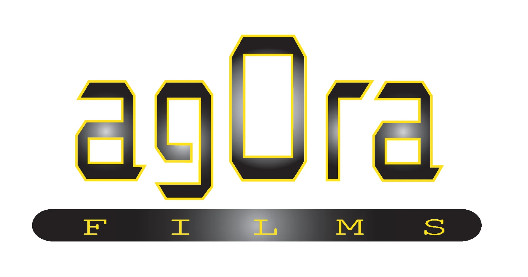 Logotype agOra en lettres noires cernées de jaune, le O en capitale au milieu du mot, sur un bandeau noir où FILMS est espacé lettre à lettre.