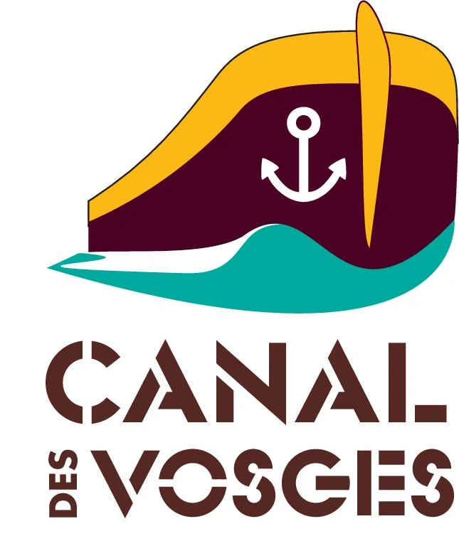 Logotype Canal des Vosges : une péniche brune et jaune portant une ancre, sur une vague turquoise, au-dessus du nom en capitales brunes.