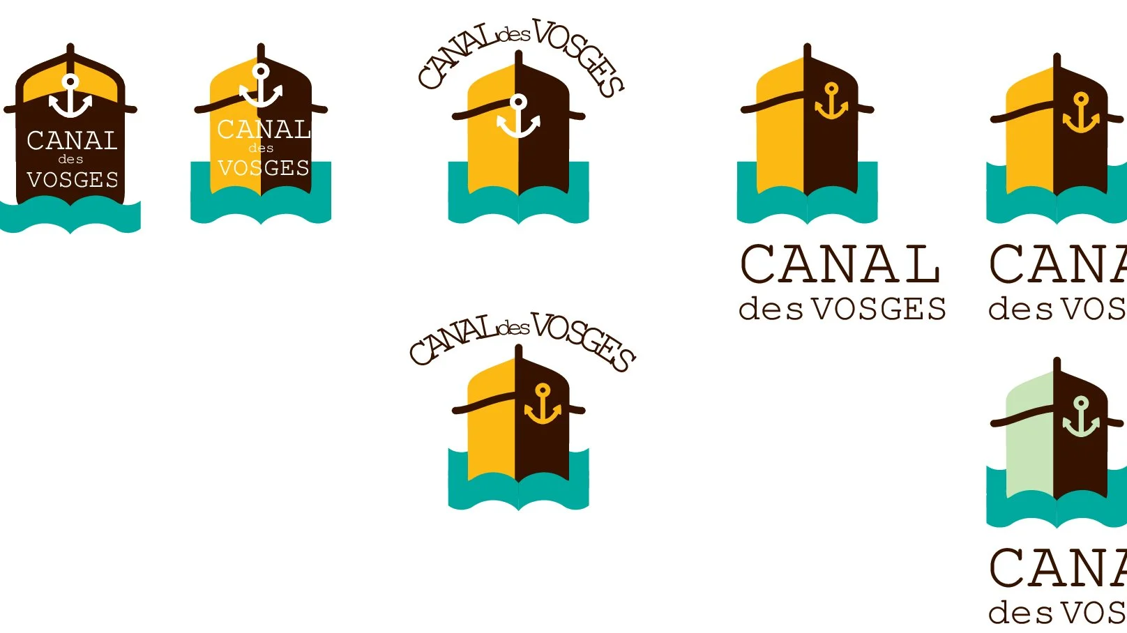 Planche de recherches : la péniche et l'ancre en jaune et brun sur une vague turquoise, en plusieurs mises en page avec le nom Canal des Vosges.