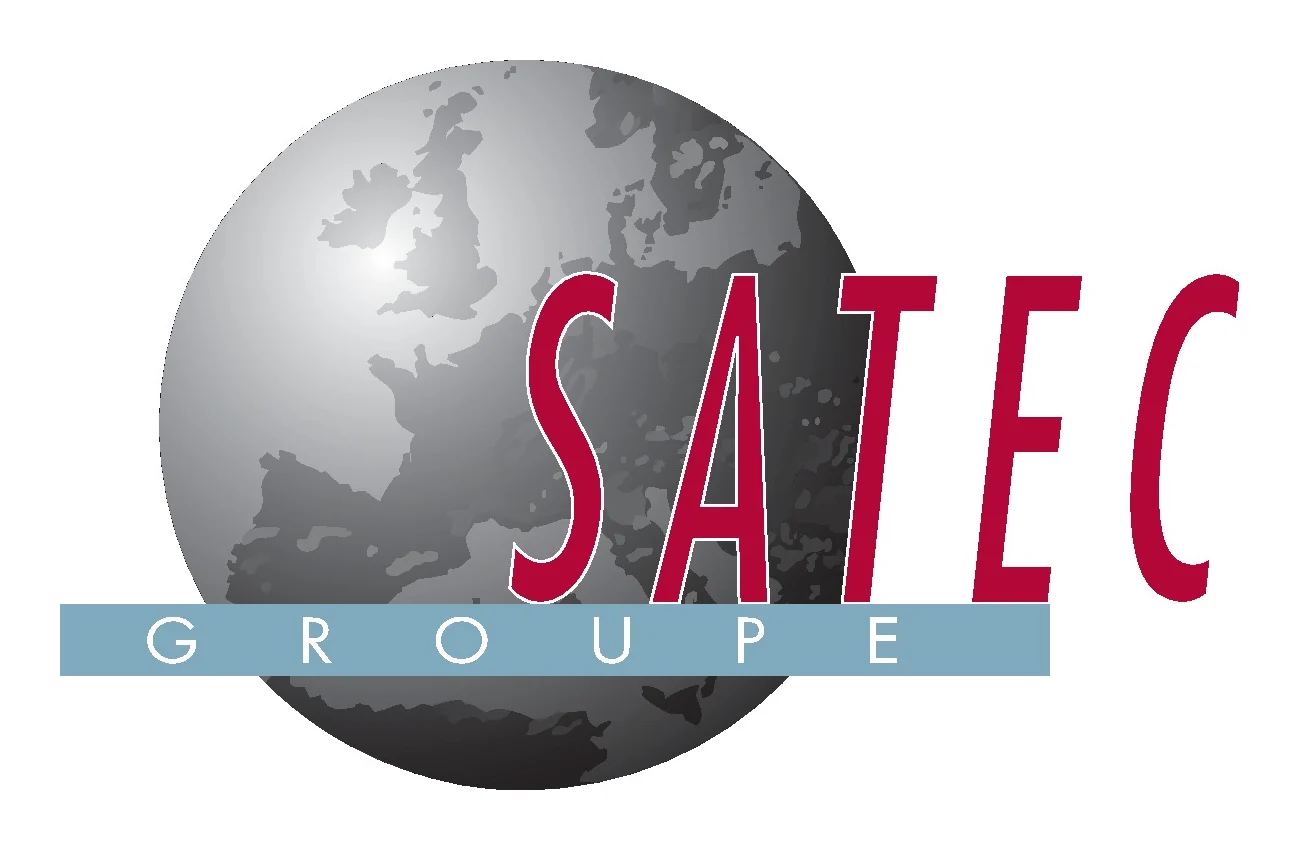 Logotype du groupe : un globe gris montrant l'Europe, SATEC en grandes capitales rouges étroites, GROUPE espacé sur un bandeau bleu.